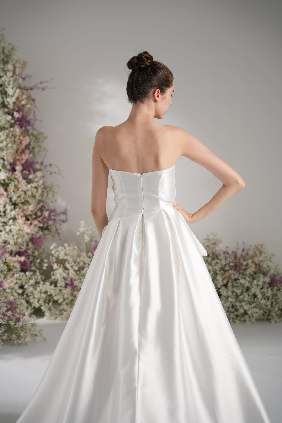 A-Line Sweetheart Sleeveless Lace Pleating Satin Wedding Dress with Court Train