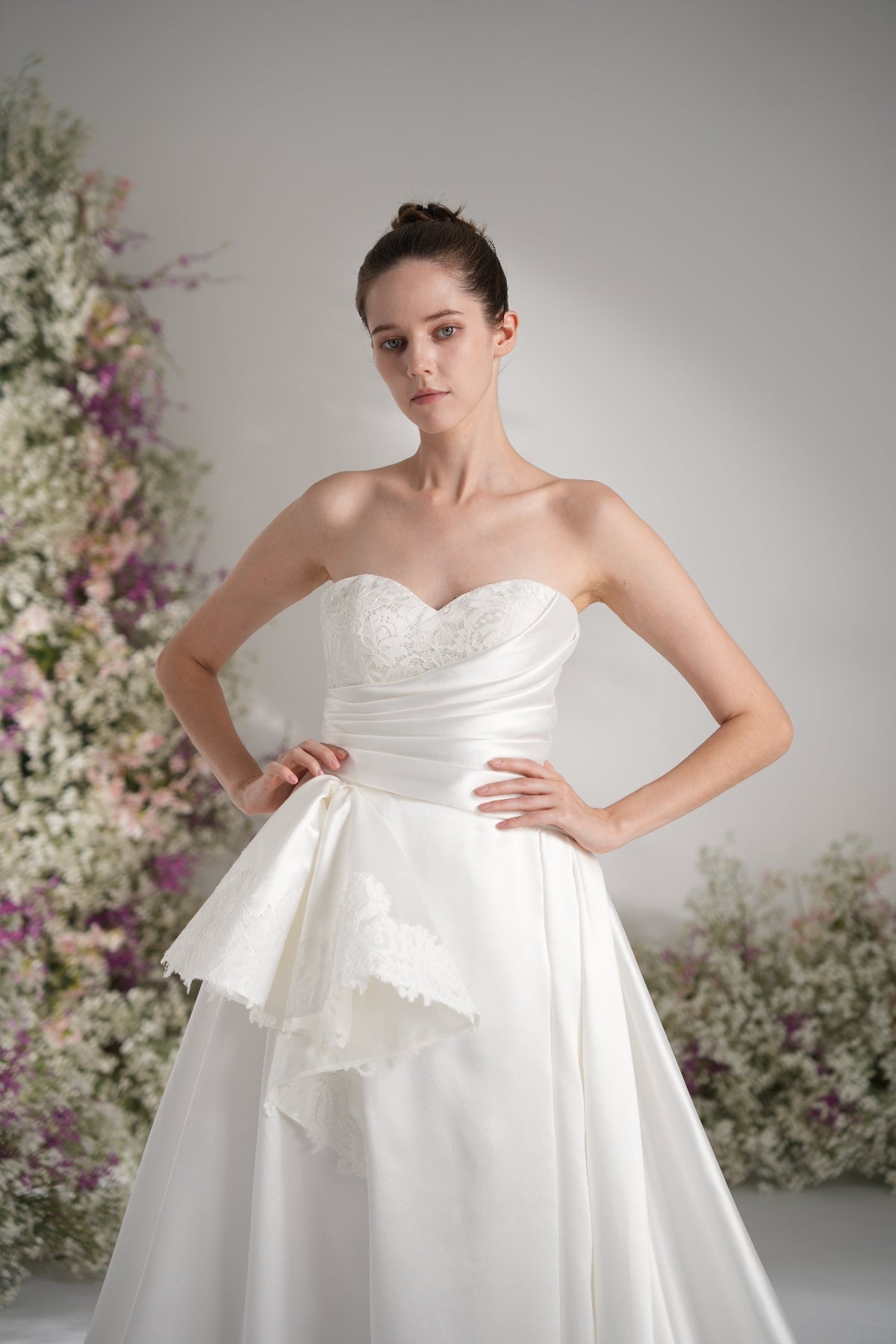 A-Line Sweetheart Sleeveless Lace Pleating Satin Wedding Dress with Court Train