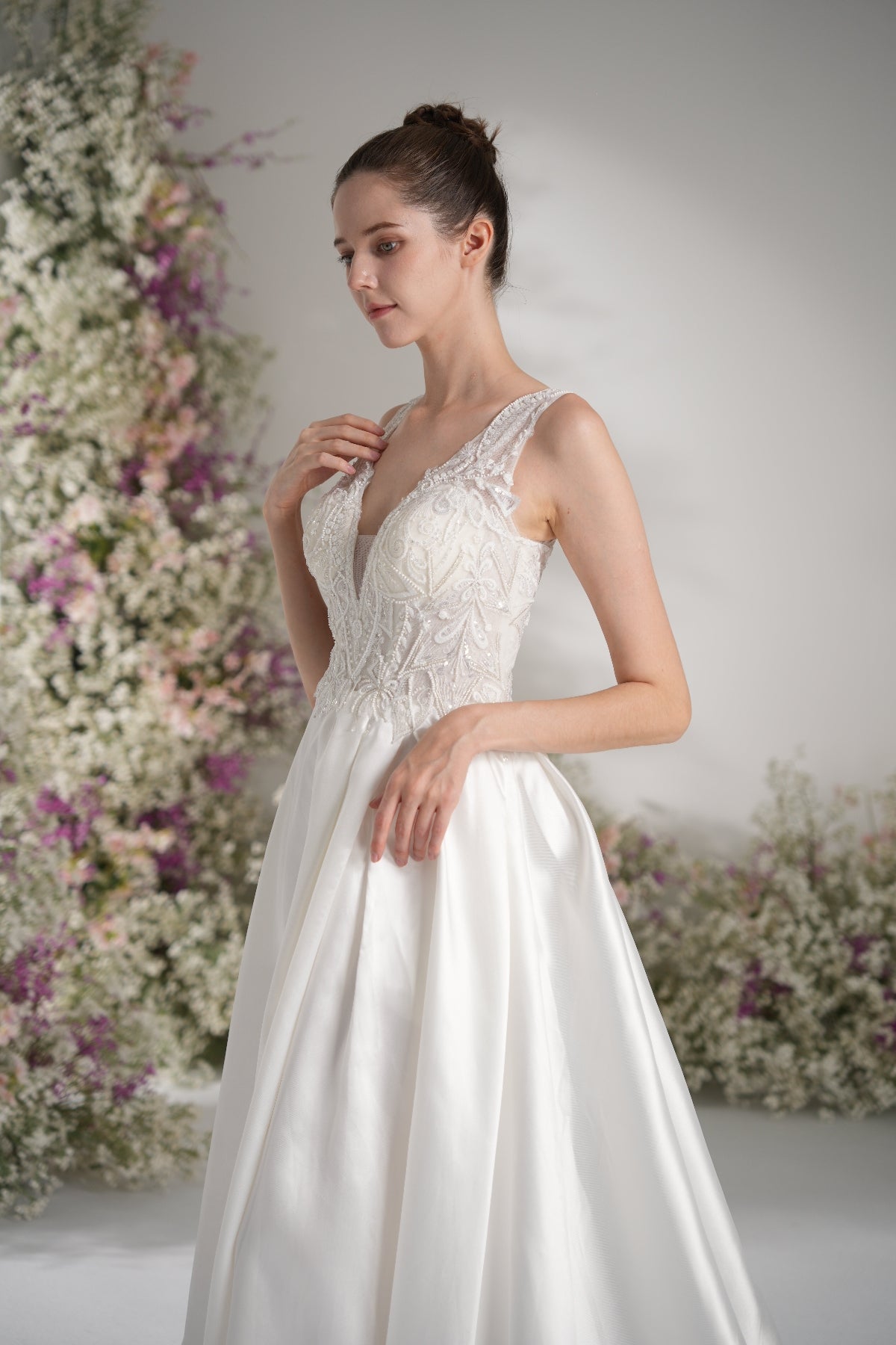 A-line V-neck Sleeveless Beading Lace Elegant Wedding Dress With Court Train