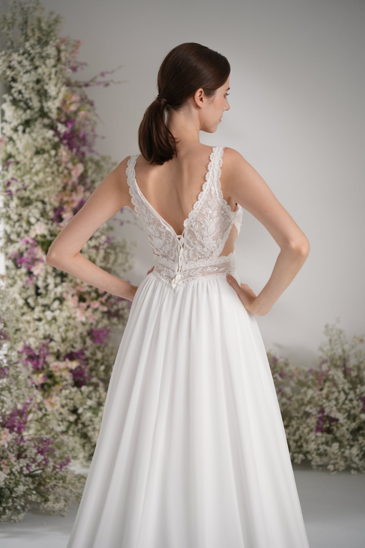 A-line V-neck Sleeveless Luxurious Lace Wedding Dress With Court Train