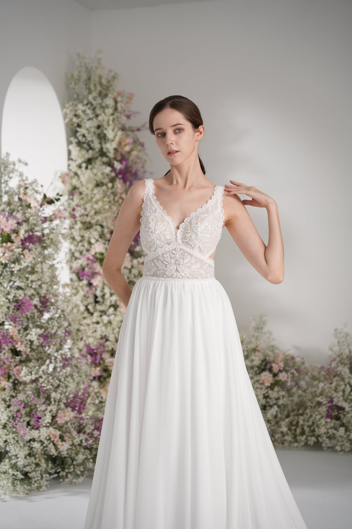 A-line V-neck Sleeveless Luxurious Lace Wedding Dress With Court Train