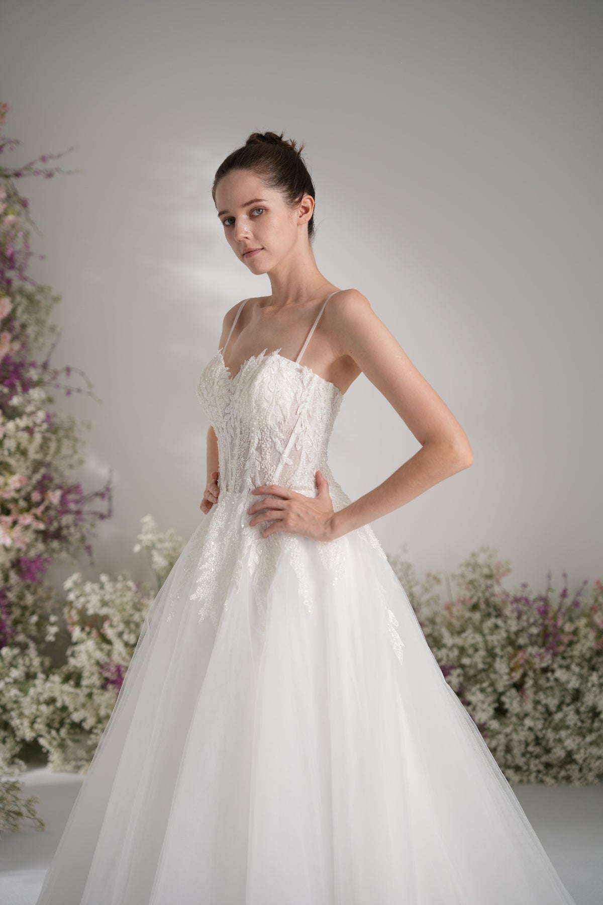 A-line Spaghetti Strap Sweetheart Sleeveless Lace Elegant Wedding Dress With Court Train