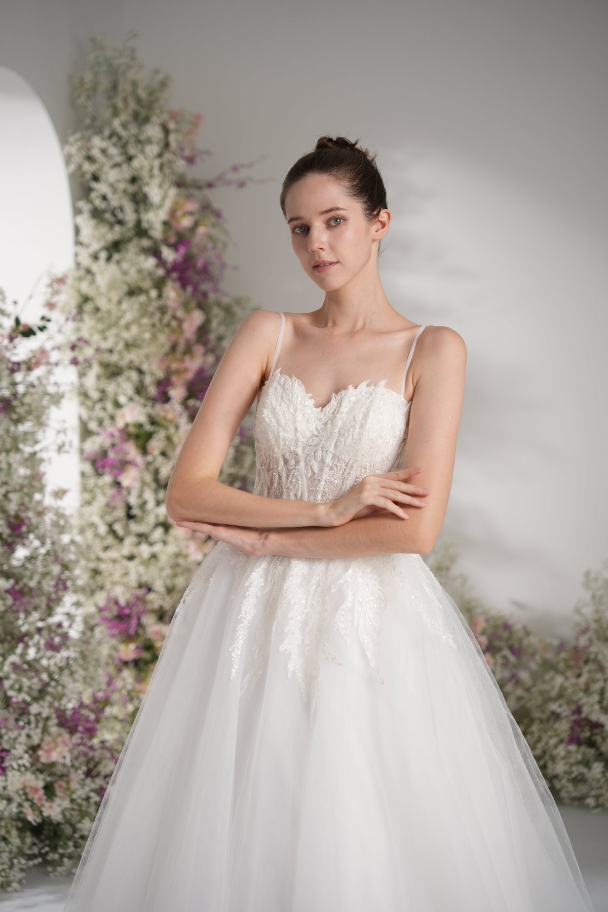 A-line Spaghetti Strap Sweetheart Sleeveless Lace Elegant Wedding Dress With Court Train