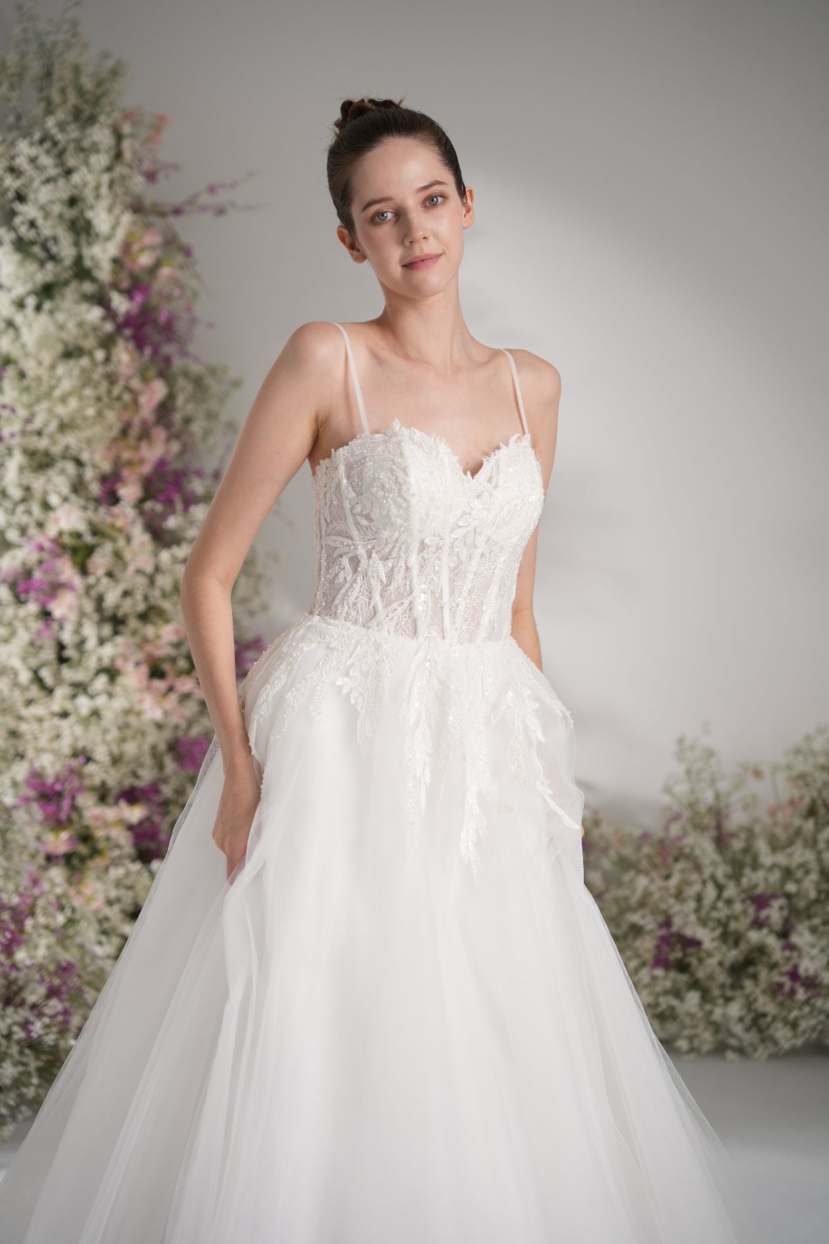 A-line Spaghetti Strap Sweetheart Sleeveless Lace Elegant Wedding Dress With Court Train